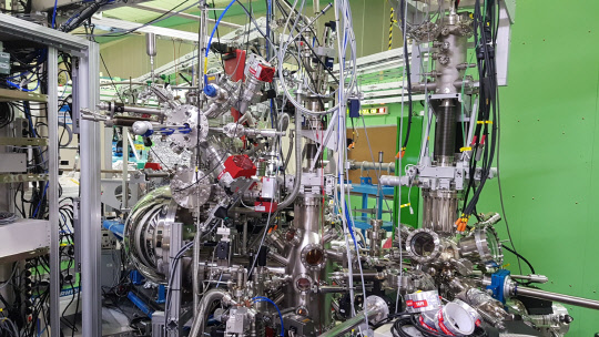 액시톤 신호를 측정한 '광전자 분광장치'. IBS 원자제어 저차원 연구단이 개발해 포항방사광가속기에 설치했다. IBS 제공